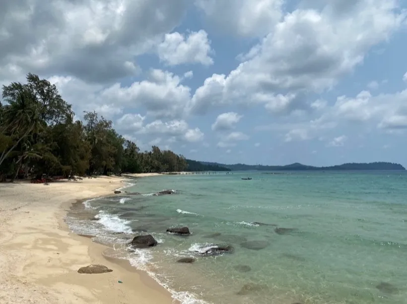Тихий пляж с белым песком и прозрачной бирюзовой водой на Ко Куде