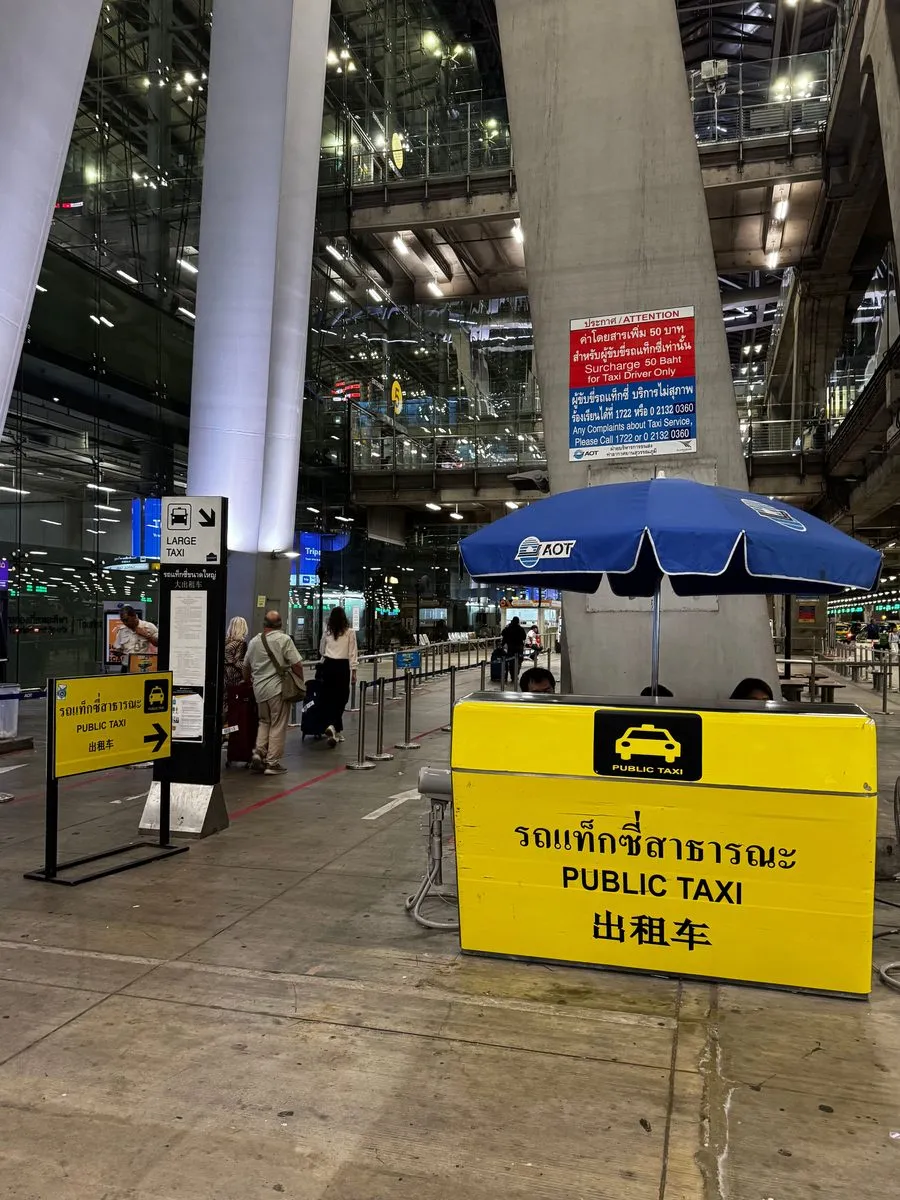 Официальная стойка Public Taxi в аэропорту Суварнабхуми
